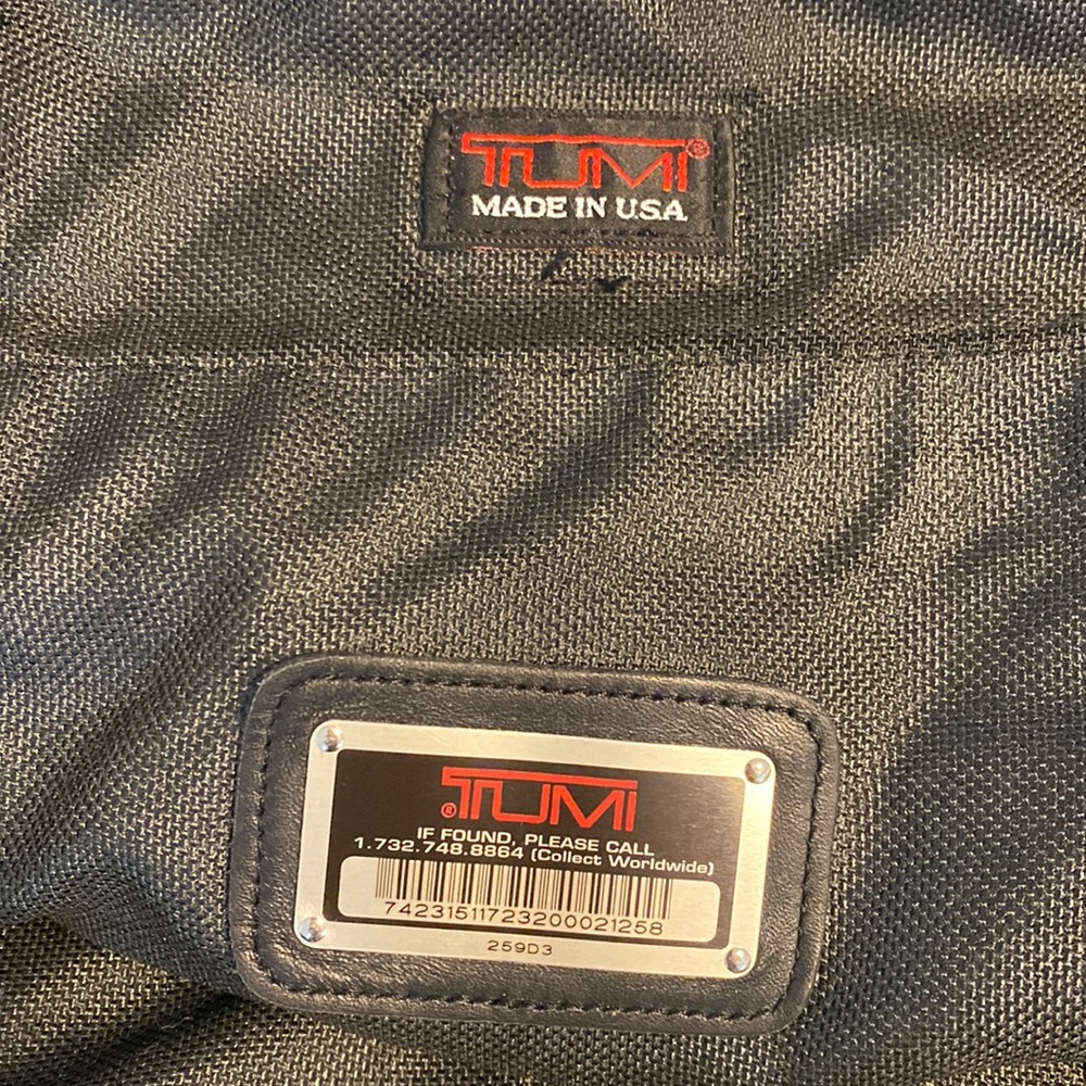 Tumi duffle bag with removable sholder straps. Black.